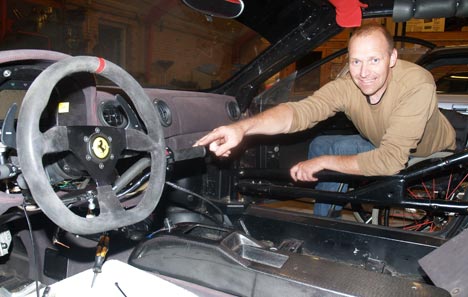 Birkelund Racing er i fuld gang med modificering af speeder og bremser, som føres op i håndtaget.